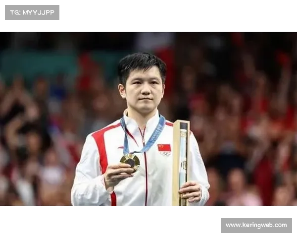 樊振东现场观看欧冠比赛，乒乓名将海外观赛获赠球衣